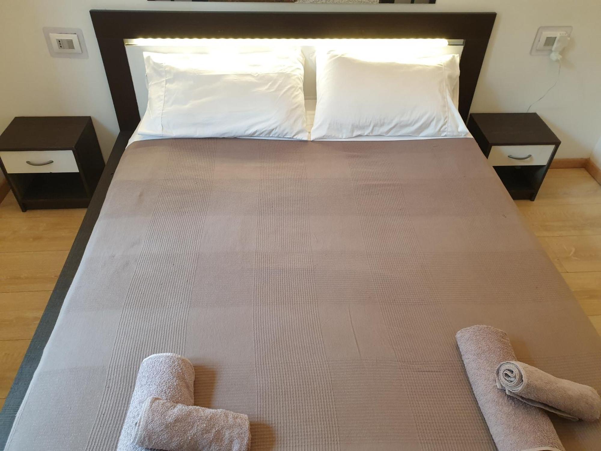 Your Lovely Home, Porta Venezia-1 Queen Bed, 3 Single Beds, 1 Sofa Bed- Милано Екстериор снимка
